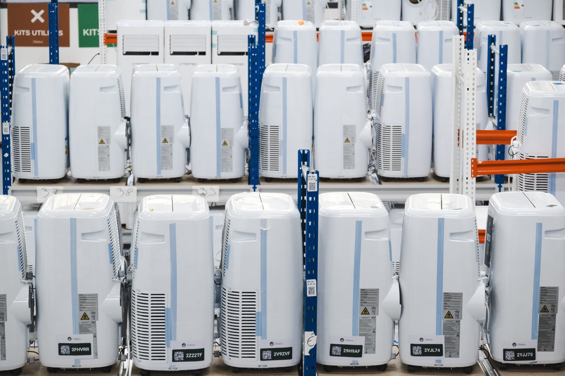 Stock de climatiseurs mobiles dans l'entrepôt Climloc à Paris