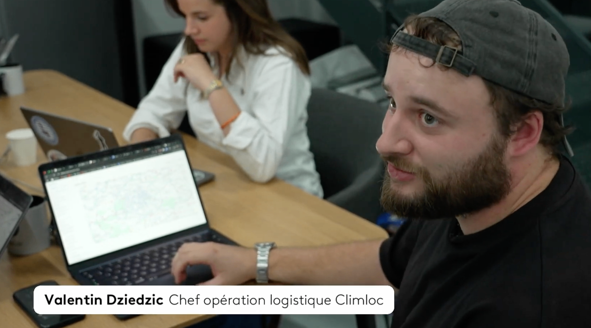 Valentin Dziedzic, chef des opérations logistiques de Climloc, devant une carte de tournées de livraison